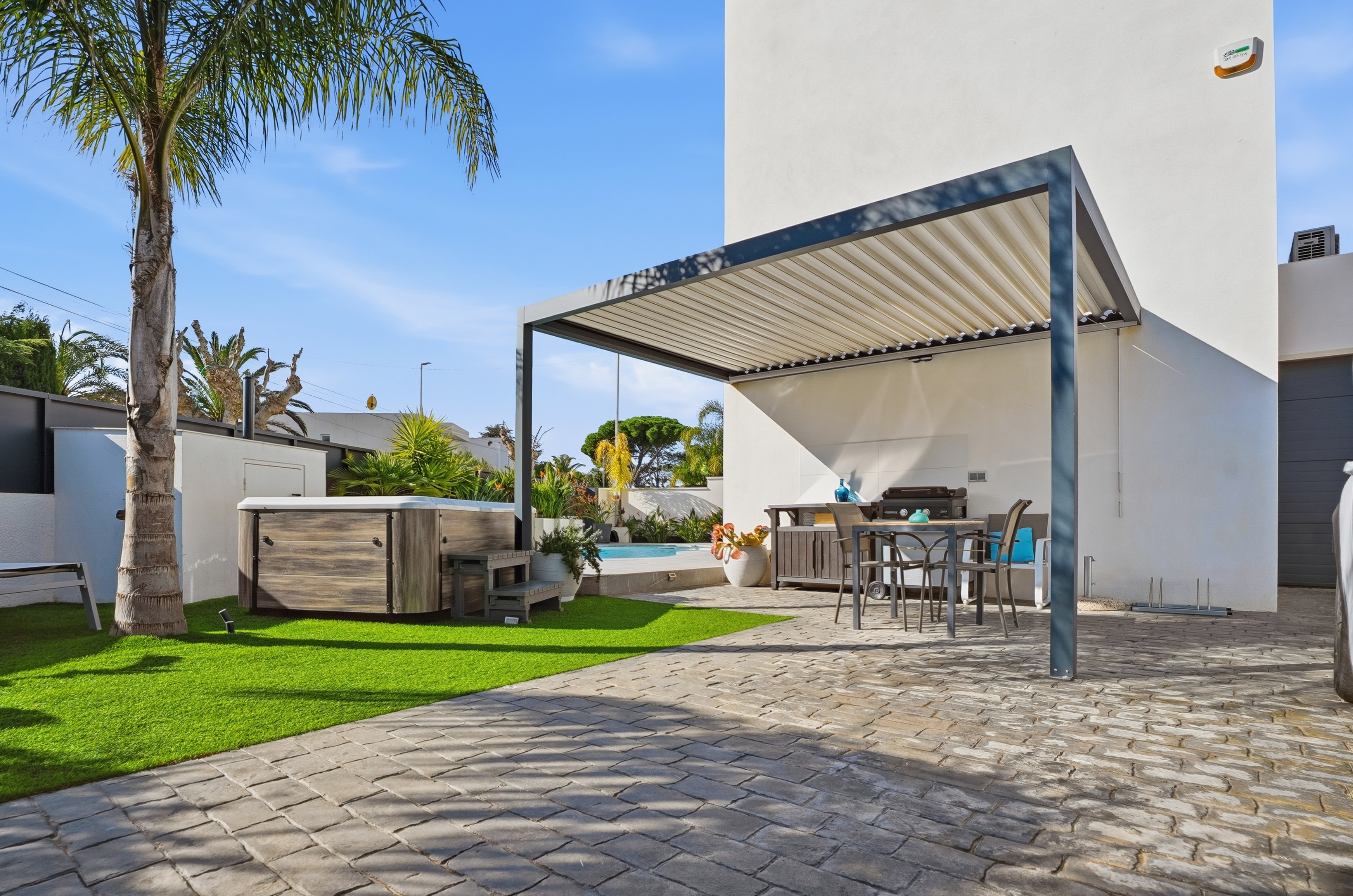 Exterior moderno con pérgola y jardín fotografía inmobiliaria profesional Alt Empordà