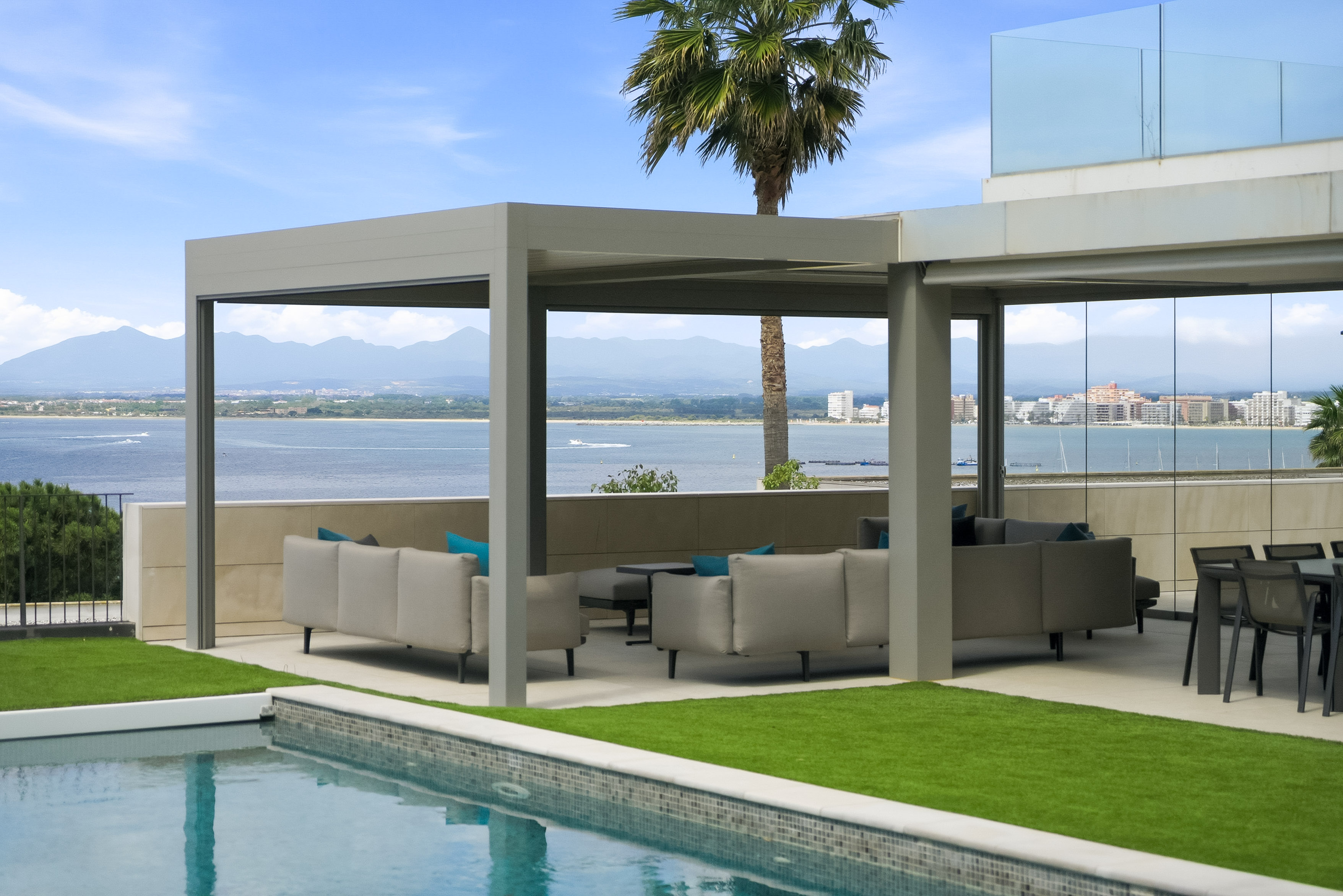 Terraza villa pergola vistas bahía