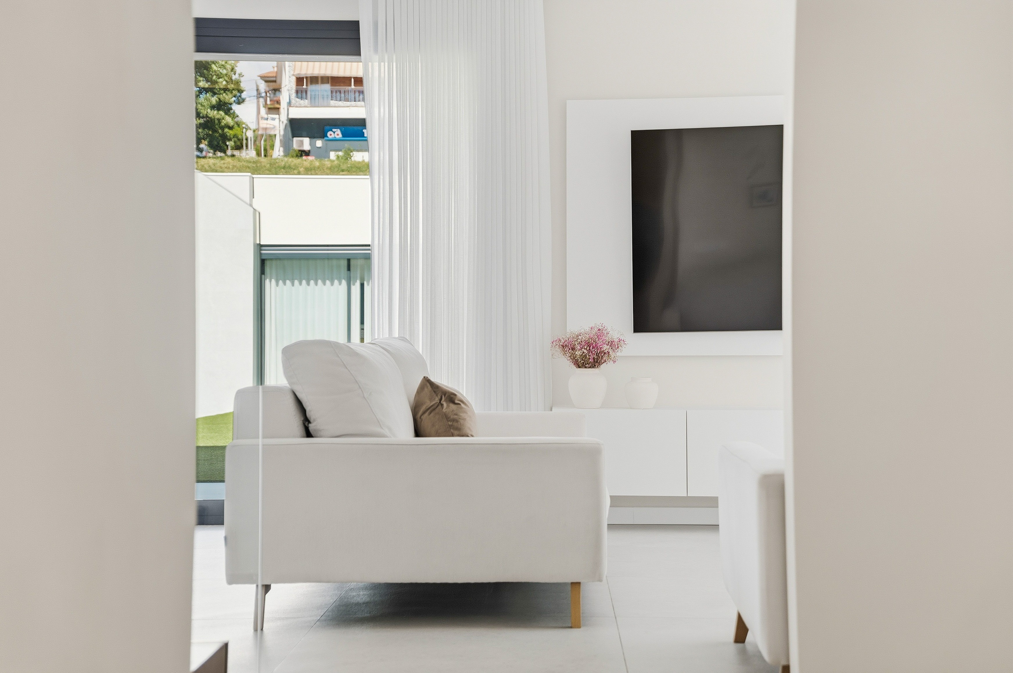 Salón minimalista luz natural